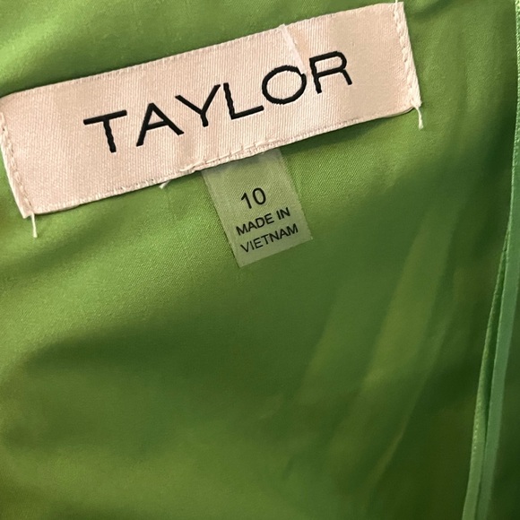 TAYLOR Women's Printed Tiered Maxi Dress - Picture 5 of 10